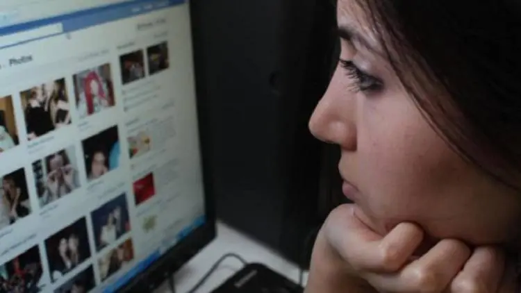 Awas, Remaja Wanita Gampang Depresi Akibat Medsos