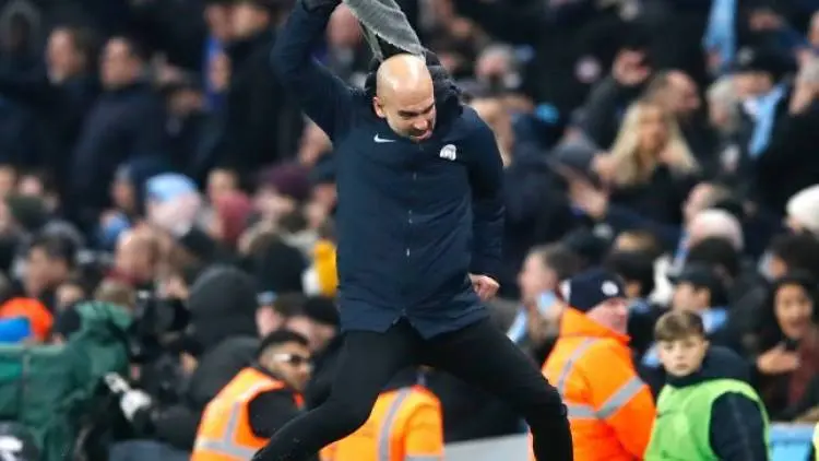 Kelakuan Guardiola, Lempar Syal hingga Berteriak di Muka Wasit