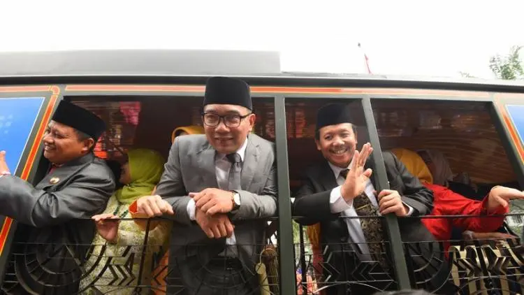  Gubernur Luncurkan 13 Bus Wisata Perkotaan