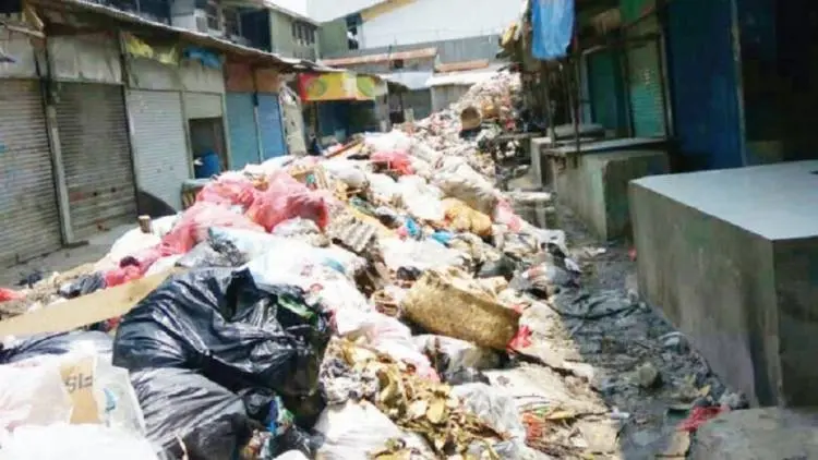Duh, Sampah di Pasar Sayati Menggunung Tutupi Kios Pedagang