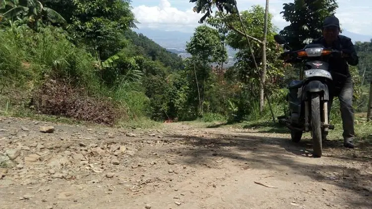 Rusak Parah, Jalan Penghubung Antar Desa di Tiga Kecamatan Kab Bandung