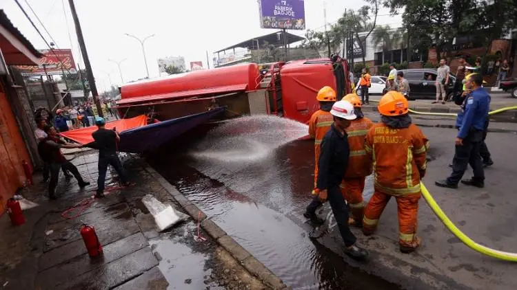 Truk Terguling di Soekarno-Hatta, Lalu Lintas Macet hingga Cileunyi
