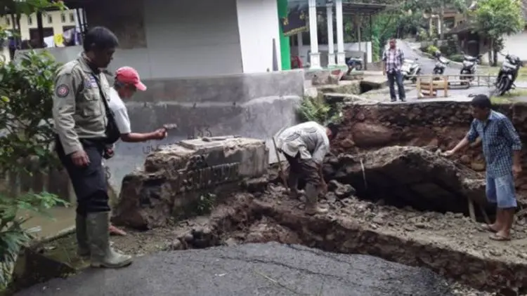 Air Sungai Meluap, Jembatan di Pandeglang Ambruk 