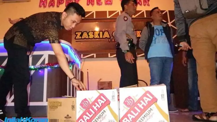 Penjual Miras Berkamuflase Karaoke