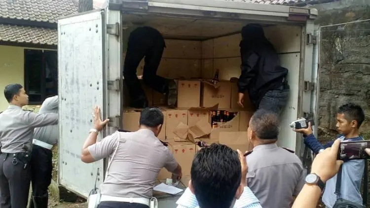 Petugas Gagalkan Peredaran Miras di Garut