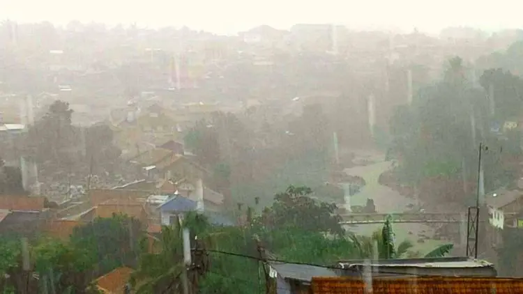 Hujan Meliputi Bogor Pada Awal Tahun Baru   