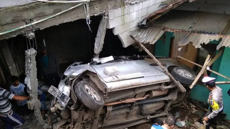 Minibus Tabrak Rumah, Lima Ekor Domba Mati