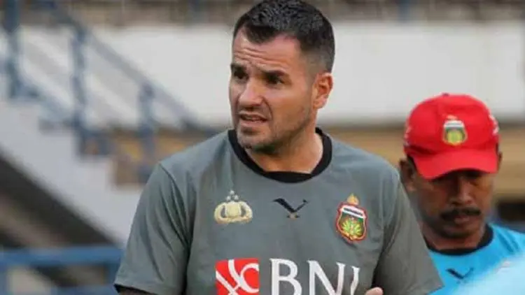 Bukan ke Persib, Simon McMenemy Resmi Latih Timnas