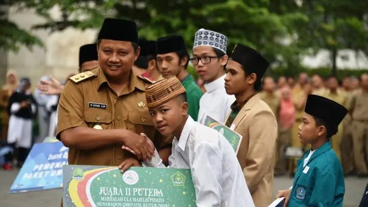 Apresiasi Santri, Wagub Jabar Serahkan Hadiah MQK