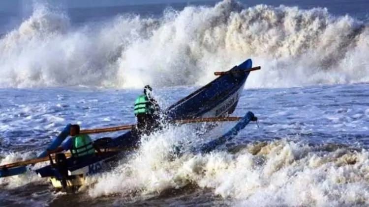 Gelombang dan Angin Kencang Ancam Pantai Utara