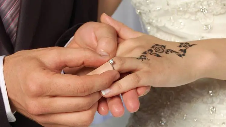 Suami Tolak 'Ajakan' Istri? Ini Hukumnya
