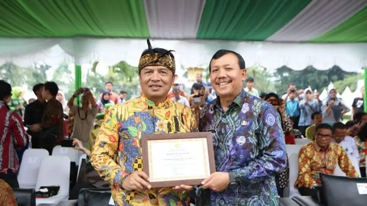 Bupati Bandung Raih Penghargaan Hari Perkebunan