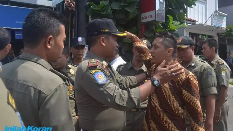 Penertiban Reklame di Kabupaten Cirebon Diwarnai Adu Mulut