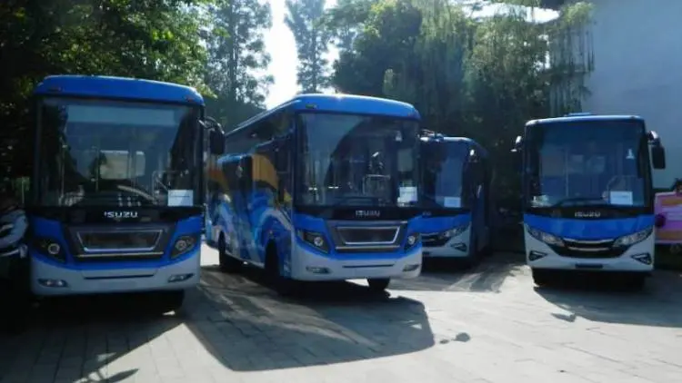 Emil Serahkan Bus Hibah dari Kemenhub untuk Daerah dan Sekolah