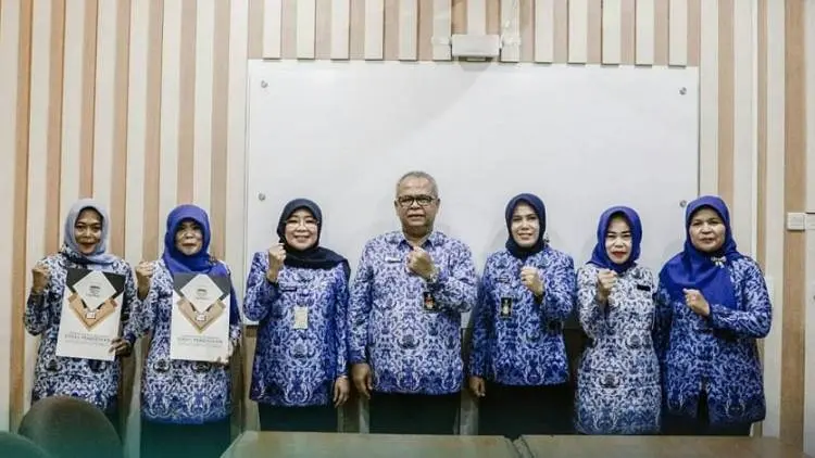 Kadisdik Bandung Serahkan SK Plt ke Lima Kepsek SDN