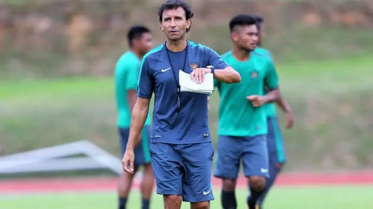 Persib Tepis Rumor Dekati Luis Milla dan Wesley Sneijder 