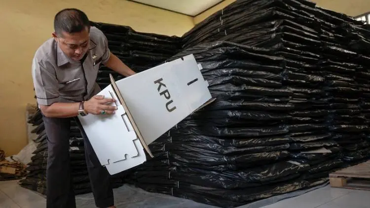 Kotak Suara Kardus Bikin Eks Gubernur Jabar Heran