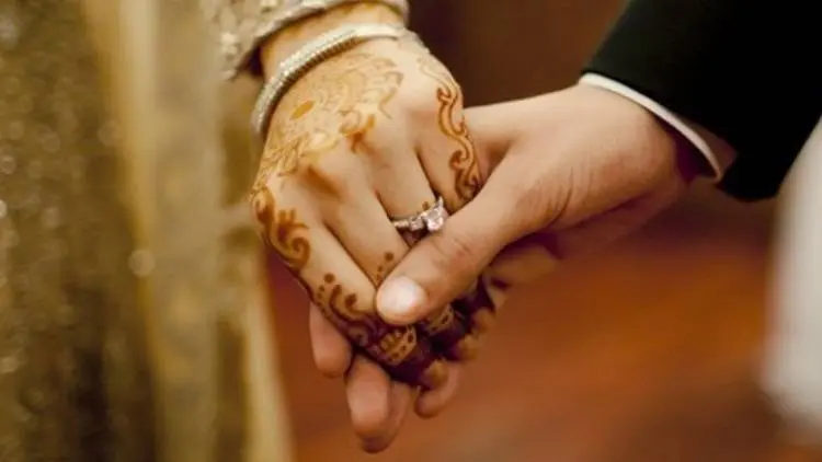 Luar Biasa! Empat Manfaat Suami Istri Pegangan Tangan