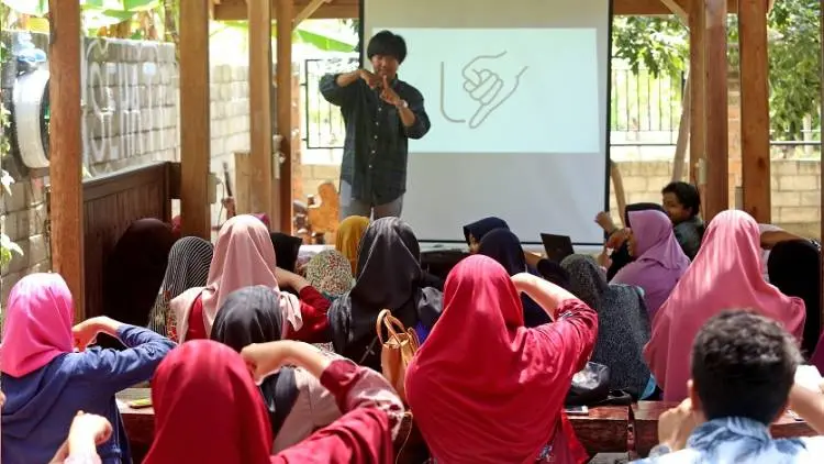 Belajar Bahasa Isyarat Bikin Awet Muda
