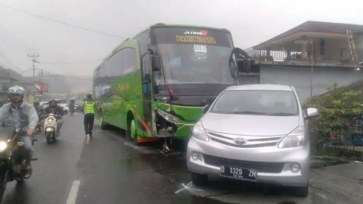 Jelang Salat Jumat, Bus Wisata Lampung Hajar Enam Mobil di Cikole