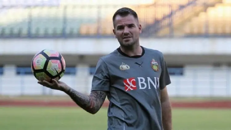 Diisukan Latih Persib, Simon: Belum Ada Kontak!