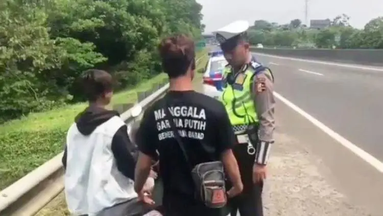 Haha.. Dua Warga Padalarang Ini Nyasar hingga Masuk Tol Cipularang