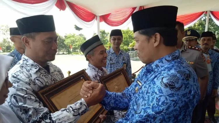 Dedikasi Honorer, Setia: Yang Penting Murid Saya Pintar