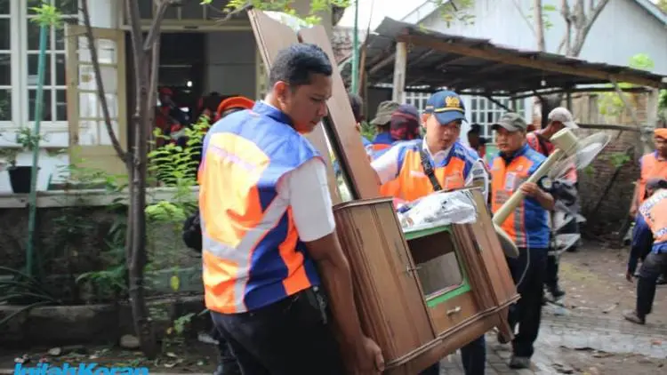 Bisa Rugi Rp1,5 M, PT KAI Tertibkan Rumah di Kota Cirebon