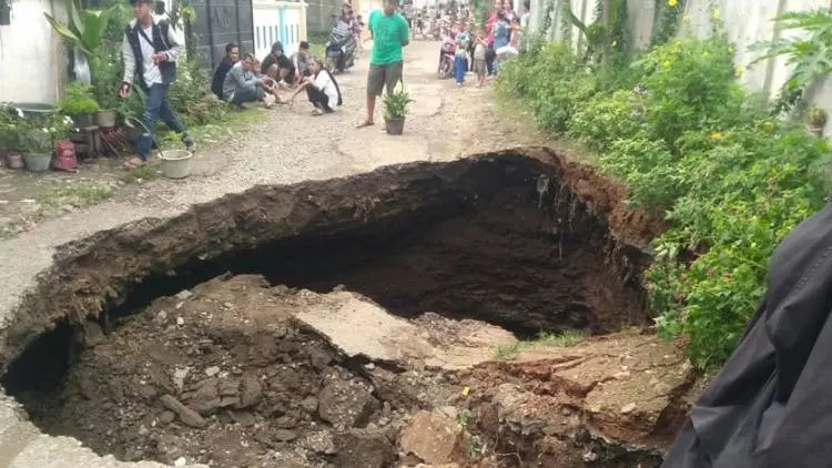 Tanah Ambles Putuskan Jalan Kampung Cijembel