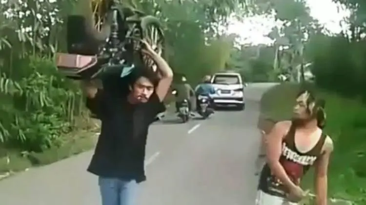 Ban Pecah, Pria Ini Panggul Motornya Sendiri