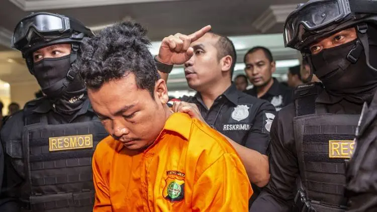 Rekonstruksi Pembunuhan Satu Keluarga, Warga Hujat Tersangka HS