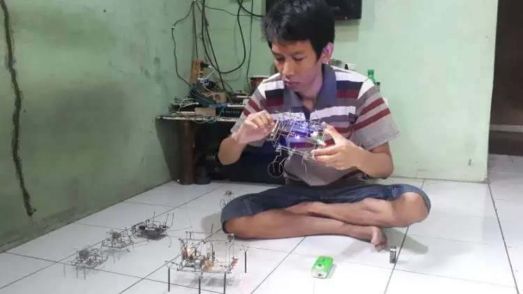 Kereeen, Penyandang Disabilitas Ini Ciptakan Robot dari Barang Bekas