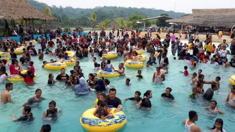 Yuk, Nikmati Deburan Ombak dan Pasir Pantai di Taman Cikao Purwakarta