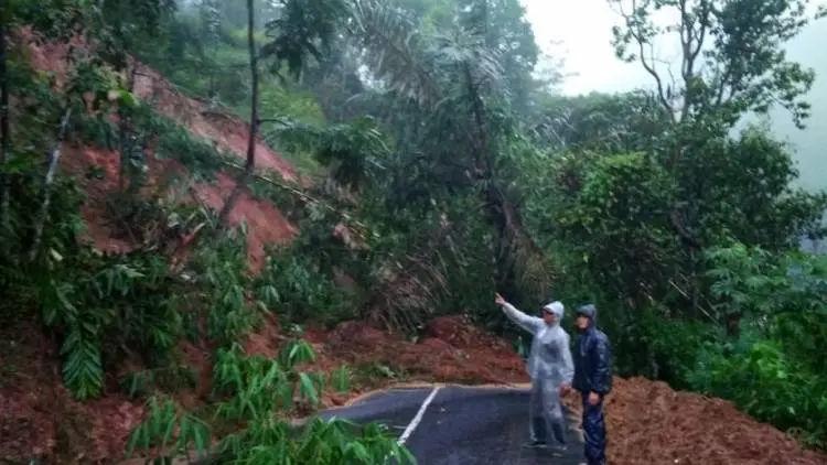 Longsor Putuskan Jalan Provinsi di Cisewu