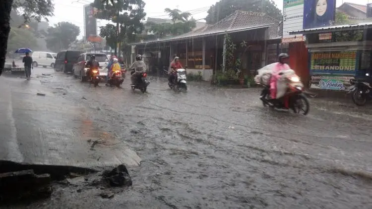 Drainase Buruk, Jalan Raya Soreang-Cipatik Dikepung Cileuncang