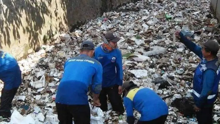 Viral Tumpukan Sampah, Pemkot Cimahi Bersihkan Sungai Curug