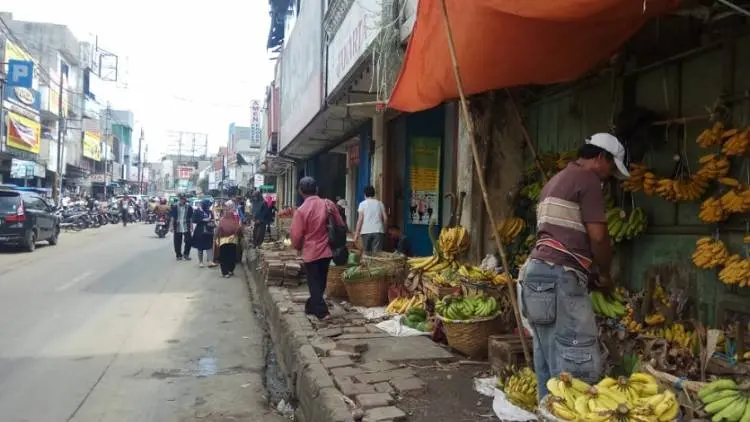 Satpol PP Bantu Relokasi PKL di Sepanjang Jalan Surken
