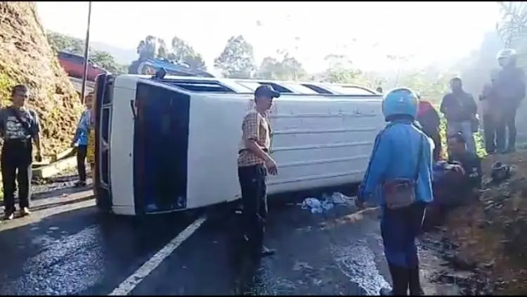 Mobil Pembawa Rombongan Pernikahan Tabrak Tebing Tanjakan Panganten