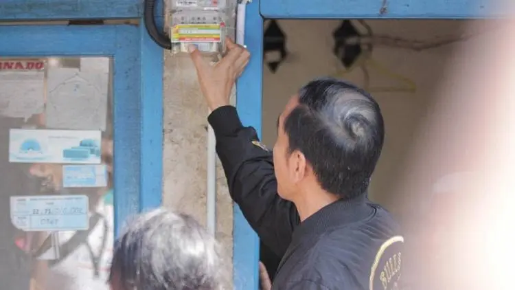 Presiden Bagikan Sertifikat Sambungan Listrik Gratis di Bogor