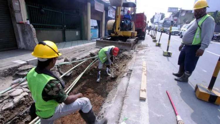 Dewan Nilai Proyek Pelebaran Jalan Puncak Lambat