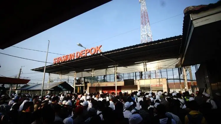 Stasiun Kereta Komuter Disesaki Massa 212