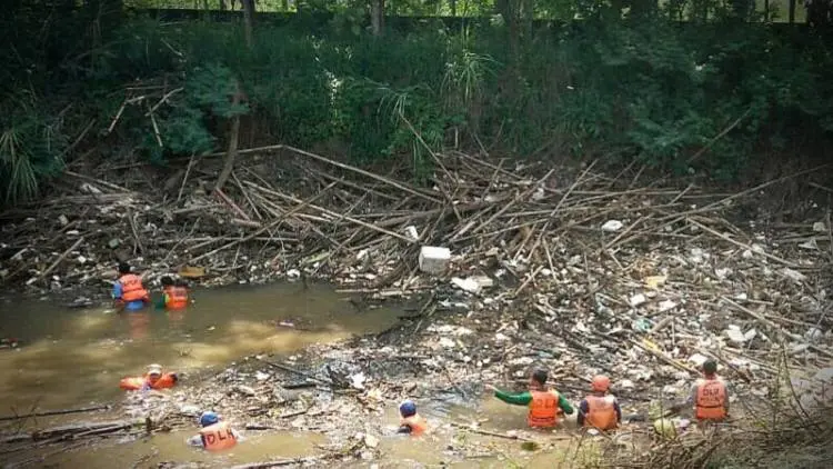 Hadeuh, Banyak Sampah Buangan Proyek di Sungai Cikeas