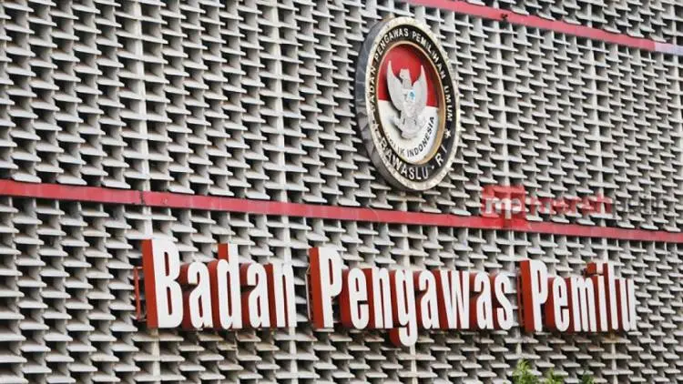 Bawaslu Awasi Pemasangan Alat Sosialisasi Pemilu 2019 di Angkot