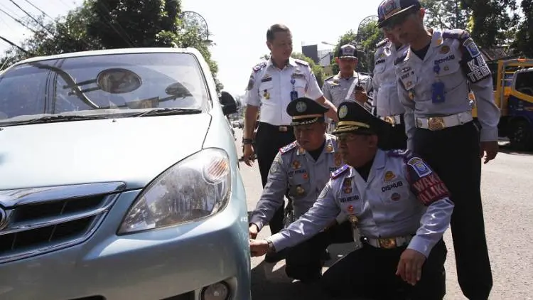 Pemkot Bandung Mulai Jalankan Cabut Pentil Kendaraan Parkir Liar