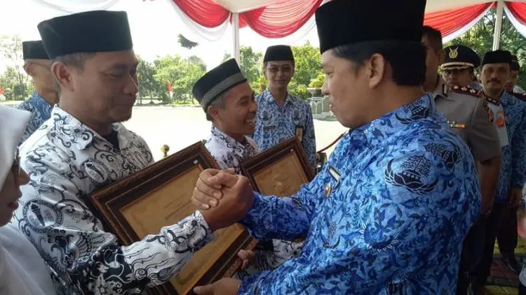 Dedikasi Guru Honorer Berbuah Penghargaan dari Pemkab Bandung