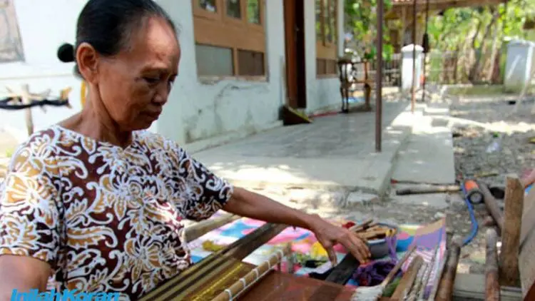 Dengan Kain Gedogan, Sunari Menenun Harapan