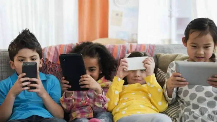 Ingat! Jangan Kasih Anak Gadget Sejak Dini
