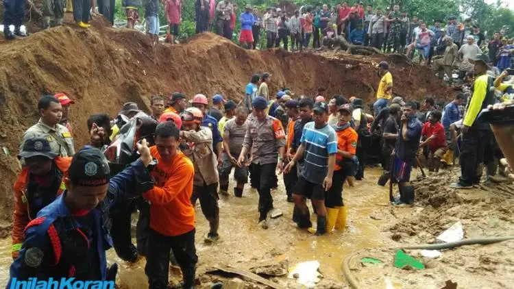 Pemulihan Longsor, Pemkab Purwakarta Terjunkan Pasukan 'Pacul'