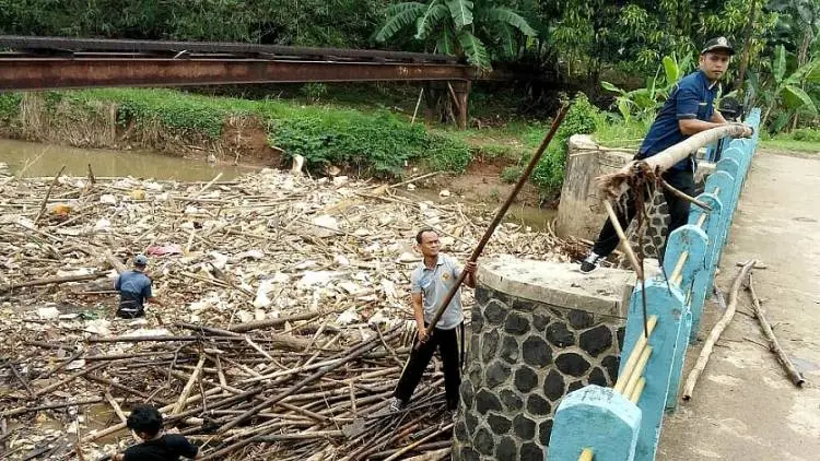 Antisipasi Banjir, Warga Bojong Kulur Bersihkan Sampah di Bendung Koja
