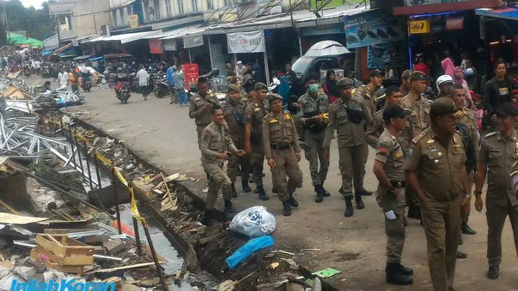 Satpol PP Tertibkan PKL di Atas Saluran Air